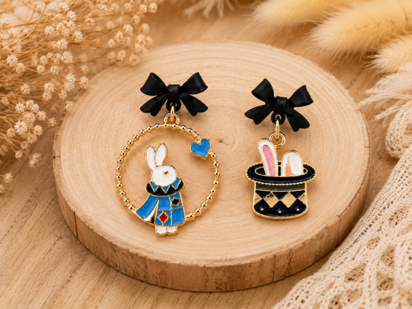 ✨ Boucles d’oreilles clous – Alice au Pays des Merveilles 🐇🎀
